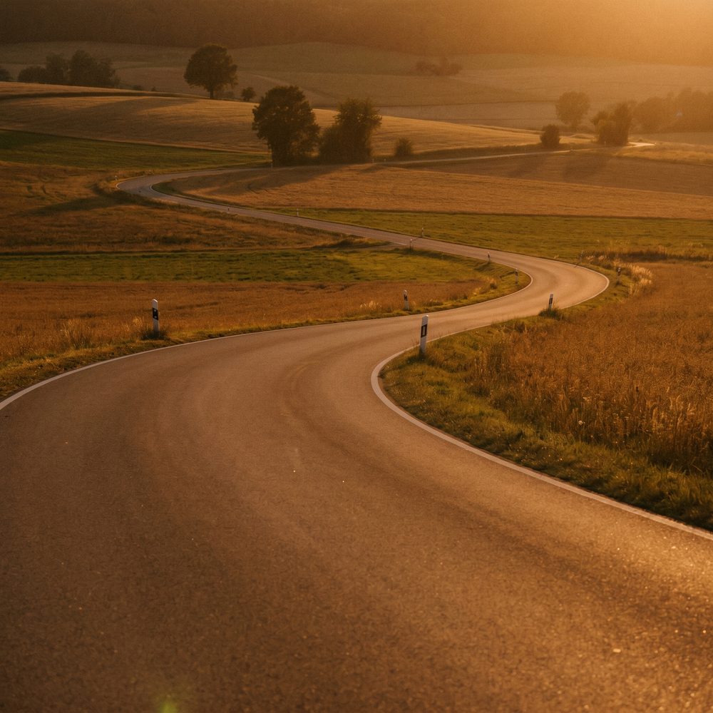 Kurvige Landstraße im goldenen Abendlicht