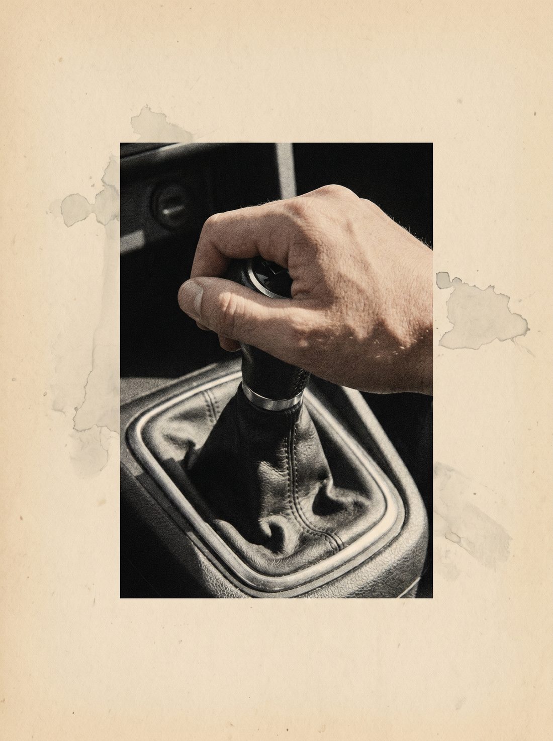 Hand am Schalthebel waehrend einer Fahrstunde